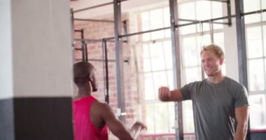 Çak bir beşlik crossfit egzersiz sonra veren adamın
