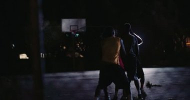 Basketbolcular Gece Boyunca Mahkemede Oynuyor