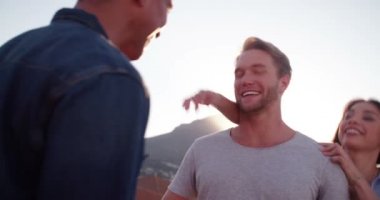 arkadaşlar yaz çatı üzerinde günbatımında parti