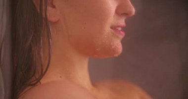 Duş ve banyo kadında zevk