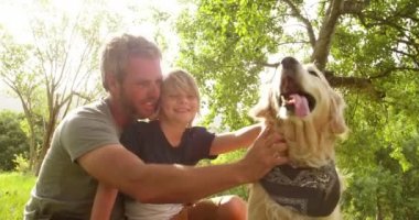 Baba ile oğlu ve onların köpek dış çalış