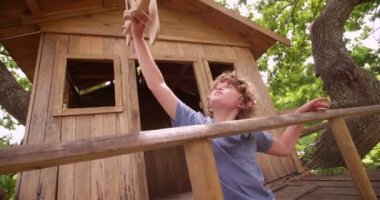 ahşap oyuncak uçağa Treehouse ile oynayan çocuk