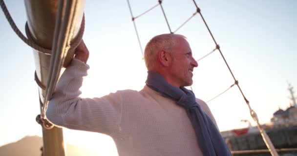 Capitaine de yacht senior au coucher du soleil — Video