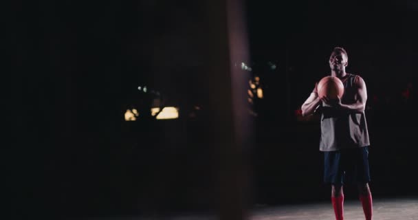 Baloncesto Jugador Spinning Ball en el dedo en la cancha — Vídeos de Stock