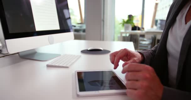 Affärsman svepa tablet i office — Stockvideo