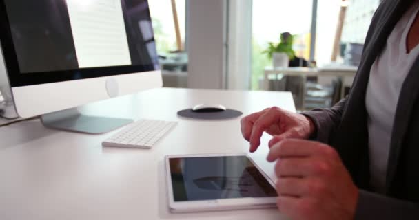 Business man swiping tablet in office — Stock Video