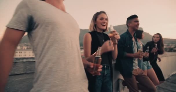 Amigos comemorando uma festa no telhado de verão — Vídeo de Stock