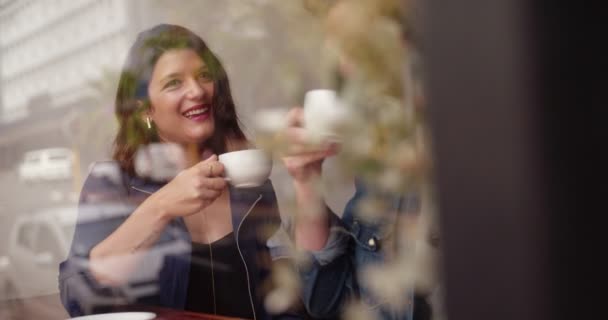 Hombre y mujer bebiendo su café en el café — Vídeo de stock