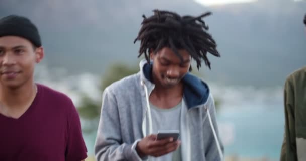 Skater laufen Straße am Meer entlang — Stockvideo