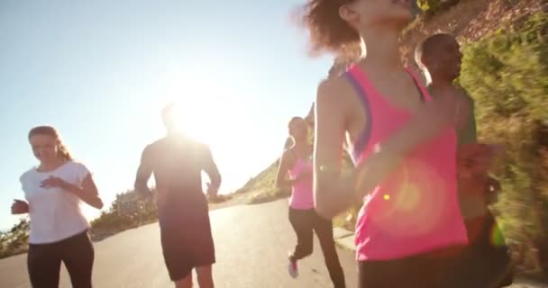 Skupina atletické přátel běh venku — Stock video