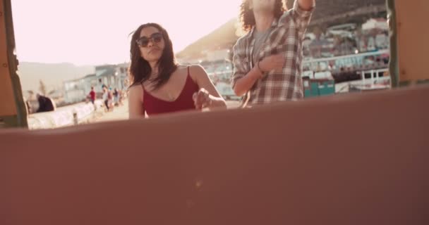 Pareja tomando una maleta de su camioneta vintage — Vídeos de Stock