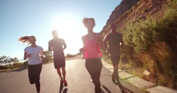 Grupo de atletas corriendo al aire libre — Vídeos de Stock