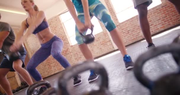 Przyjaciele koncentruje się na treningu crossfit w siłowni — Wideo stockowe