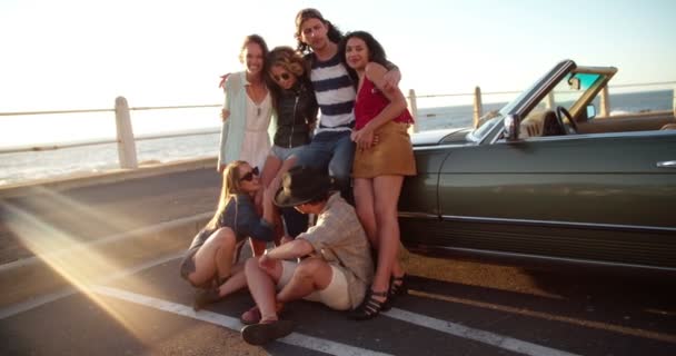 Friends hugging on sunset during road tip — Stok video