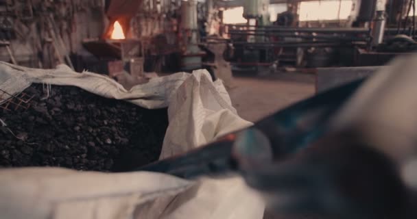 Torba kömür Demirci Atölyesi — Stok video