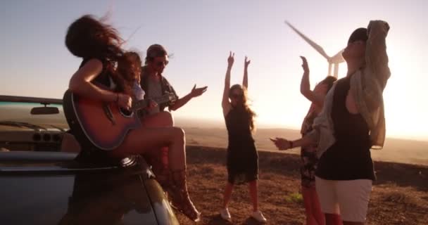 Amigos disfrutando de viaje por carretera con una guitarra — Vídeos de Stock