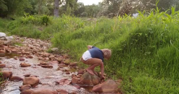 Dobrodružné dítě objevovat svět a řeka — Stock video