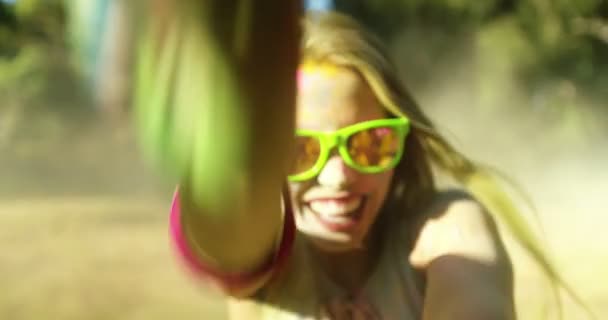 Ragazza ricoperta di polvere di Holi — Video Stock