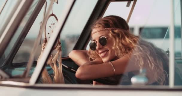 Hipster Girl Sitting in Retro Van at beach — Stock Video