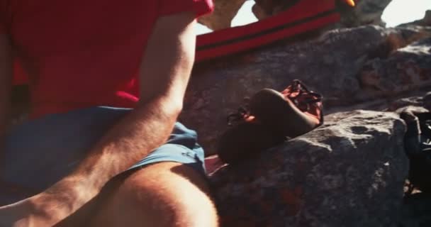 야외 활동에서 휴식 하는 남자 — 비디오
