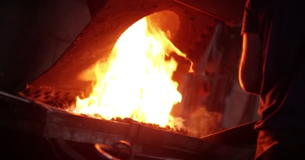 Hantverkare arbetar ugnen i smedens shop — Stockvideo