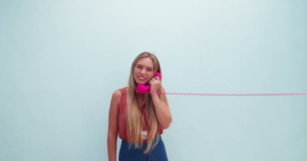 Belle fille souriant pendant l'appel téléphonique — Video