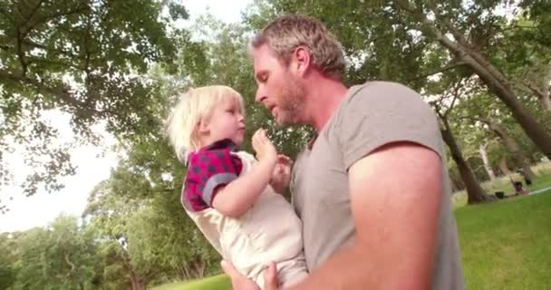 Dad kissing his laughing son at the park — Stock Video