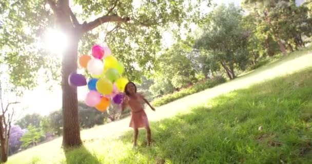 公園を走っているアフリカ系アメリカ人美少女 — ストック動画