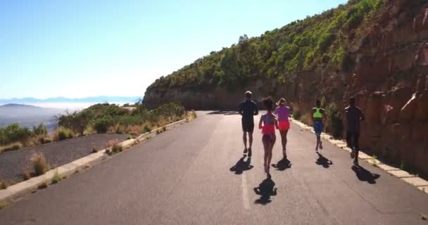 Groep van mutli-etnische atleten lopen buiten — Stockvideo