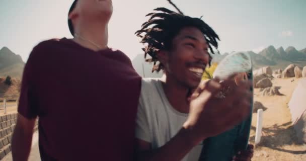 Kaykaycılar birlikte, dışarıda kaykaylar ile gülmek — Stok video