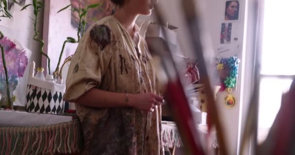 Mulher artista pensando em seu estúdio de arte — Vídeo de Stock