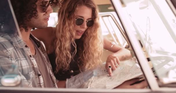 Casal em Van Olhando para Road Trip Map — Vídeo de Stock