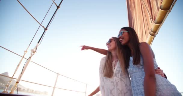 Женщины, улыбающиеся вместе на яхте на закате — стоковое видео