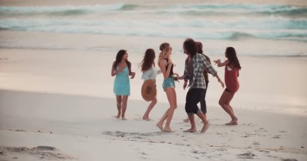 Vrienden van de Hipster dansen op Sandy Beach — Stockvideo