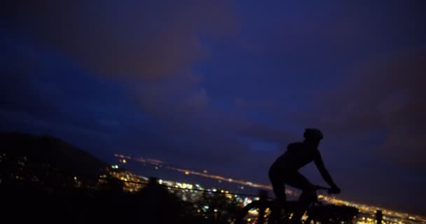 Unbekannter Radfahrer auf seinem Fahrrad — Stockvideo