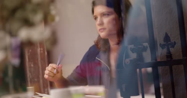 Hipster Mujer Escribiendo en Cafetería — Vídeos de Stock