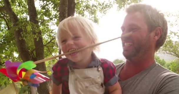 Papa nimmt seinen lachenden Sohn draußen in den Arm — Stockvideo