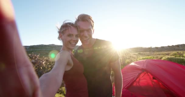 Casal tomando selfie pôr do sol — Vídeo de Stock