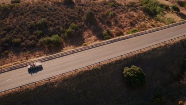 Amigos despreocupados em carro conversível durante viagem de carro — Vídeo de Stock