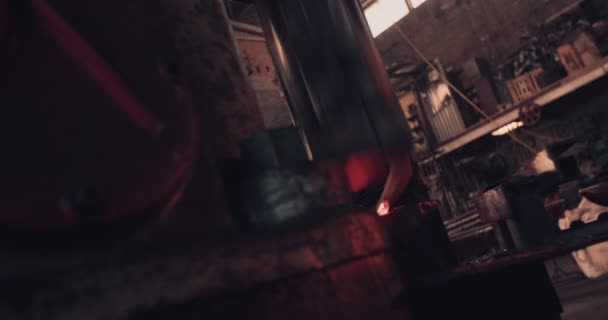 Mekanik demirci forge içinde parlayan demir çekiç — Stok video