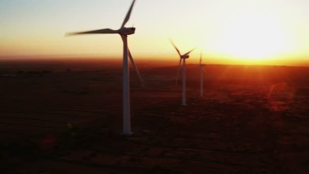 Windturbines hernieuwbare groene energie produceren — Stockvideo