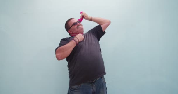 Silly man choking himself with telephone cable — Stock Video