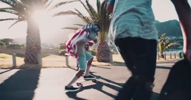 Patinador haciendo Ollie mientras sostiene la bandera americana — Vídeo de stock