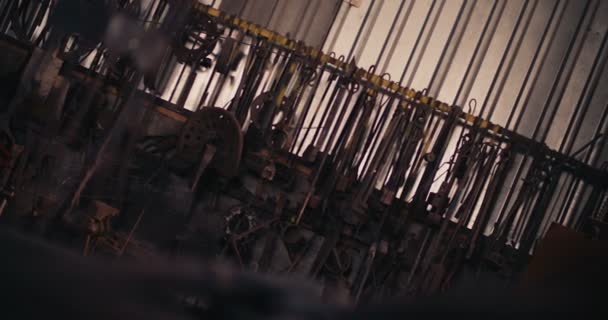 Fermeture du four dans un atelier de forge avec flammes 