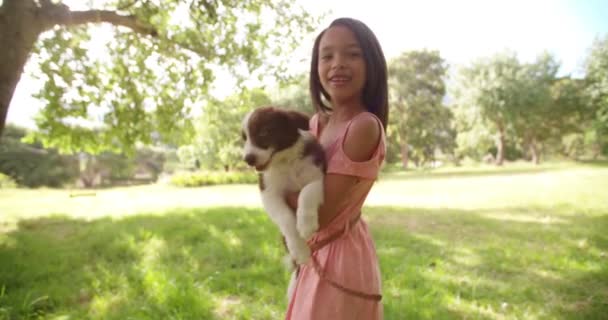 Афро-американская брюнетка обнимает щенка — стоковое видео