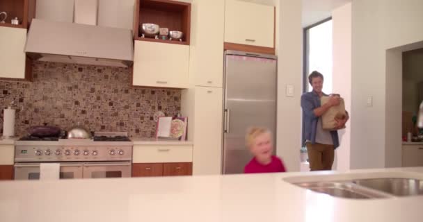 Familie met dochtertje boodschappen uitpakken — Stockvideo