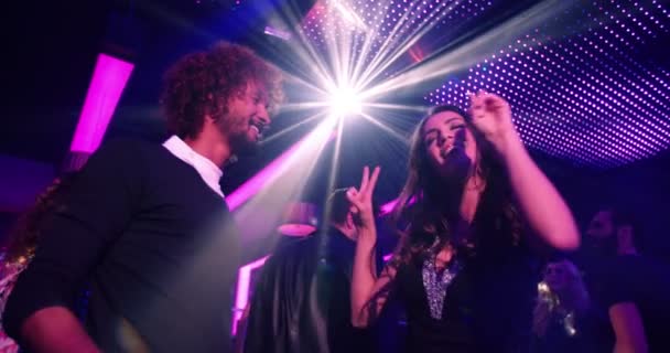 Atractiva brasileña sonriendo y viviendo la vida nocturna en la fiesta — Vídeo de stock