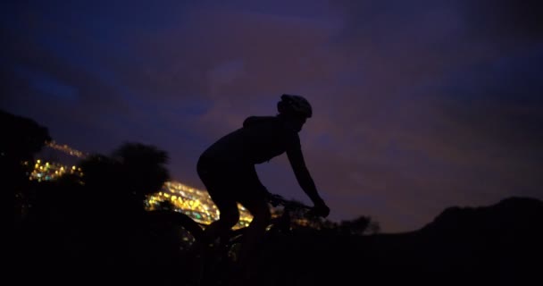 Silueta ciclista en carretera de montaña — Vídeo de stock