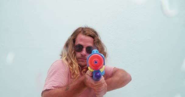 Hipster άνθρωπος Squirt πυροβόλα όπλα σκοποβολής — Αρχείο Βίντεο