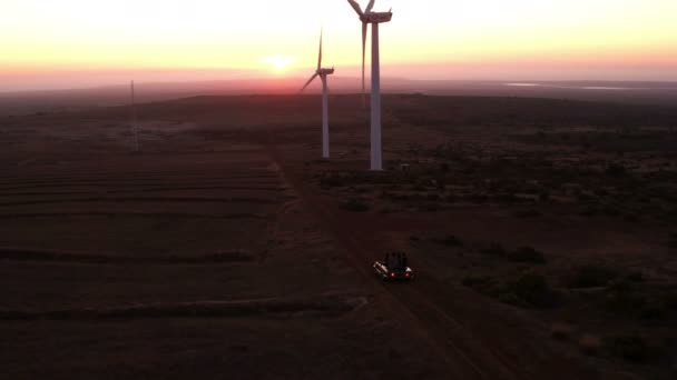 Vrienden bezoeken een windpark tijdens hun reis — Stockvideo